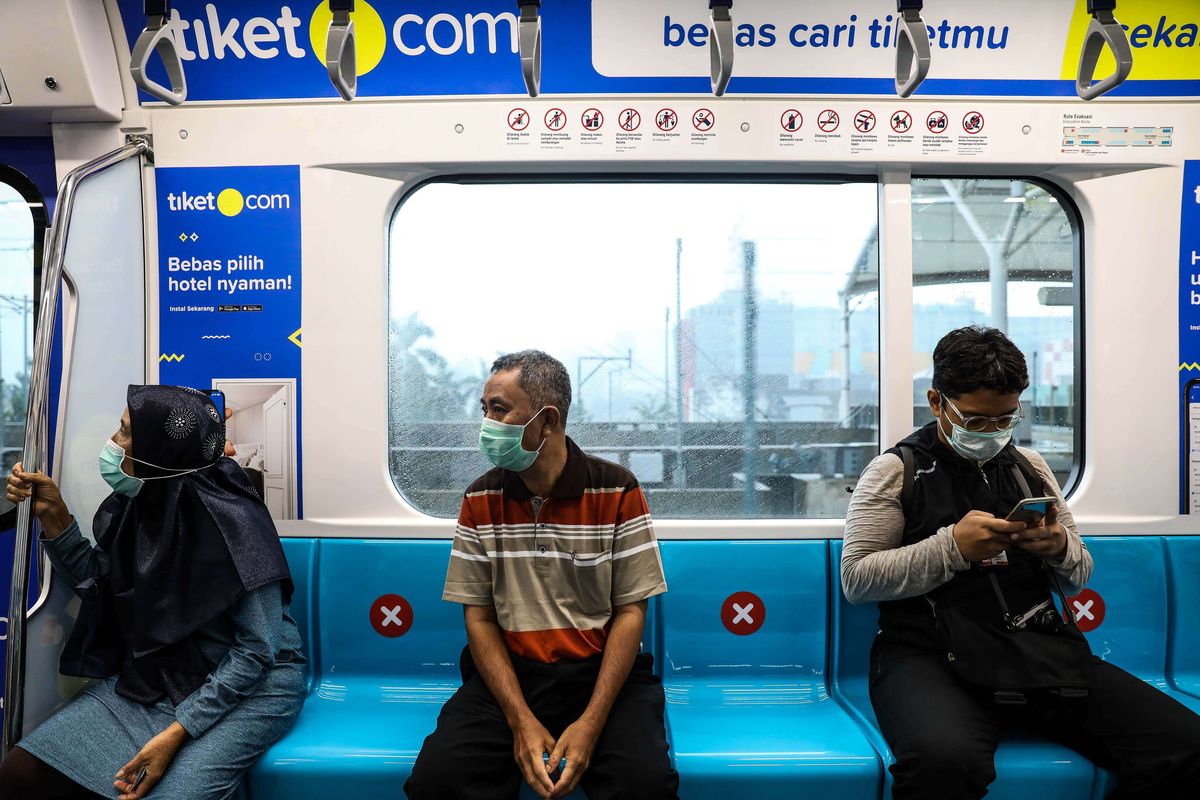 Warga duduk dengan menerapkan social distancing atau saling menjaga jarak guna mencegah penyebaran virus corona di Stasiun MRT Bundaran HI, Jakarta Pusat, Jumat (20/3/2020). PT MRT Jakarta (Perseroda) mengimbau para penumpang untuk menjaga jarak aman dengan penumpang lainnya, minimal dalam radius satu meter.