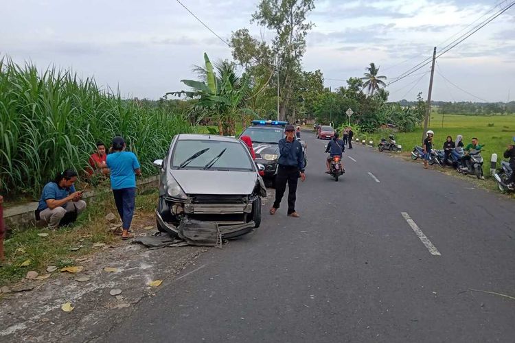 RINGSEK: Mobil Honda Jazz terlihat ringsek usai menabrak sejumlah motor di Jalan Nanggulan ? Goa Kiskendo, Padukuhan Tampel, Kalurahan Pendoworejo, Kapanewon Girimulyo, Kabupaten Kulon Progo, Daerah Istimewa Yogyakarta. Tiga orang luka ringan.