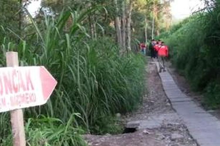 Tim Sar berada di jalur menuju puncak Merapi dari Posko Selo, Boyolali, Jawa Tengah. Senin (18/5/2015). 