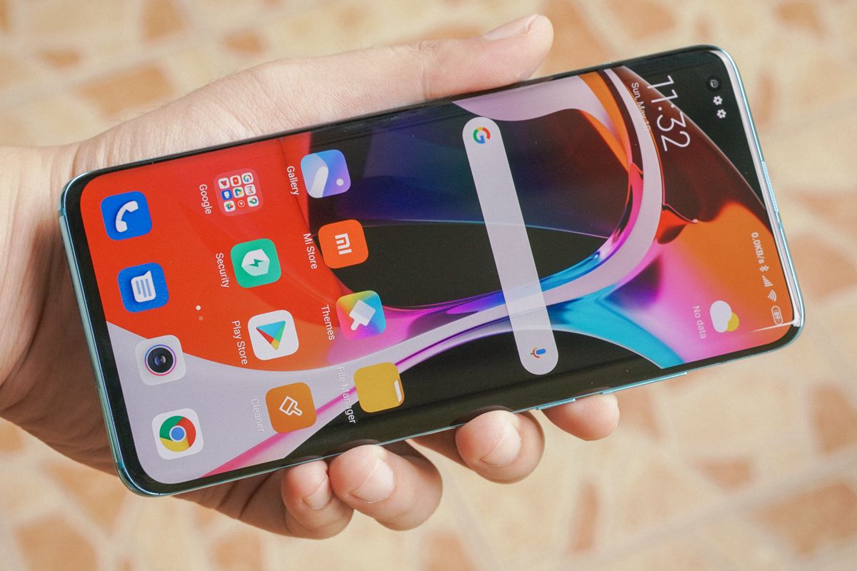 Tampilan Xiaomi Mi 10 dari depan
