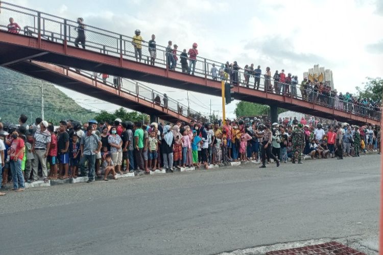 Foto: Ribuan warga Ende, NTT antusias sambut kedatangan Jokowi pada Selasa (31/5/2022) sore.