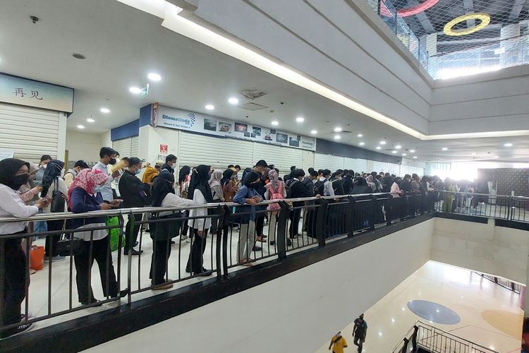 Sekitar 10.000 Pencari Kerja mengantre untuk menghadiri pameran bursa kerja atau job fair di Mall Season City, Jakarta Barat, pada Selasa (2/8/2022). 