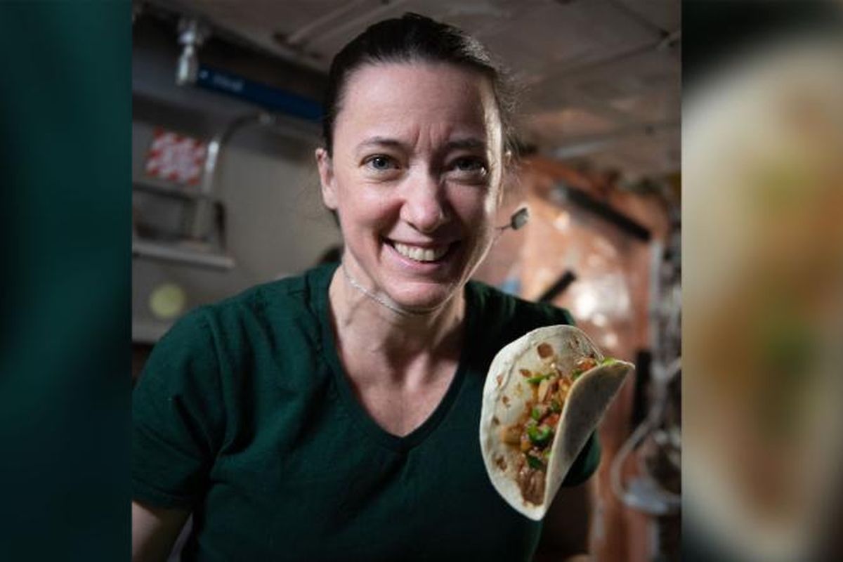 Astronot NASA Megan McArthur menunjukkan taco yang dibuat dengan menggunakan cabai yang dipanen di ISS 

