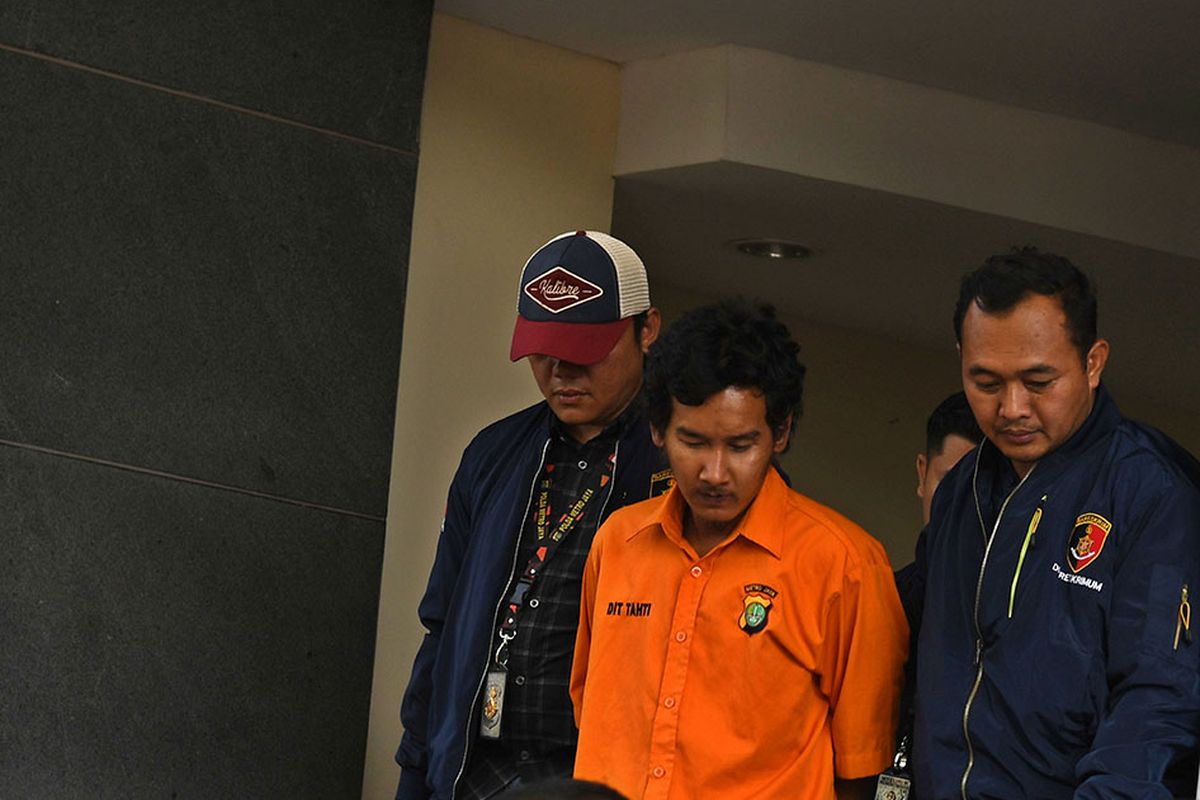 Polisi mengawal tersangka penyiraman air keras, VY (tengah) saat rilis kasus tersebut di Mapolda Metro Jaya, jakarta, Sabtu (16/11/2019). Polisi menangkap VY yang diduga melakukan penyiraman air keras berupa air soda api terhadap sembilan orang korban di tiga lokasi terpisah di Jakarta Barat.