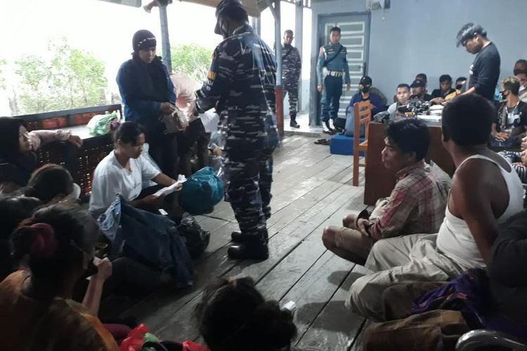 TNI AL mengamankan kapal motor (KM) tanpa nama yang diawaki 1 nahkoda dan 3 anak buah kapal (ABK) di perairan Silo Baru, Kabupaten Asahan (15/3/2022) dinihari yang membawa 23 calon pekerja migran Indonesia ke Malaysia secara ilegal.
