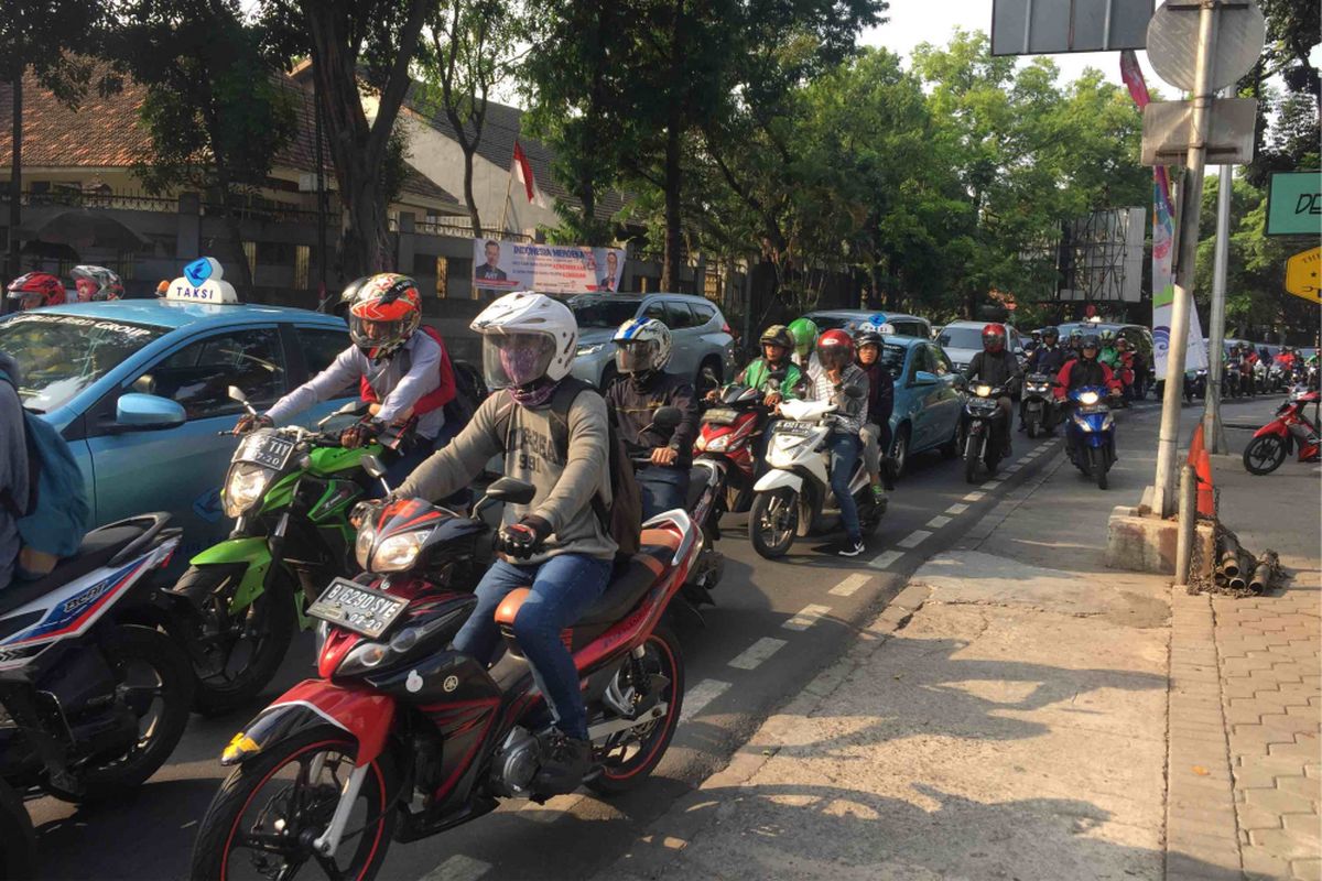 Kepadatan lalu lintas terjadi di sekitar Universitas Moestopo di Jalan Terusan Hang Lekir  menuju Senayan, Jakarta Pusat, Sabtu (25/8/2018).  Hal itu disebabkan penutupan jalan guna penyelenggaraan maraton Asian Games 2018 yang telah ditutup sejak 03.00 dini hari mulai dari jalan menuju Bundaran Senayan  dan jalan menuju Gelora Bung Karno.