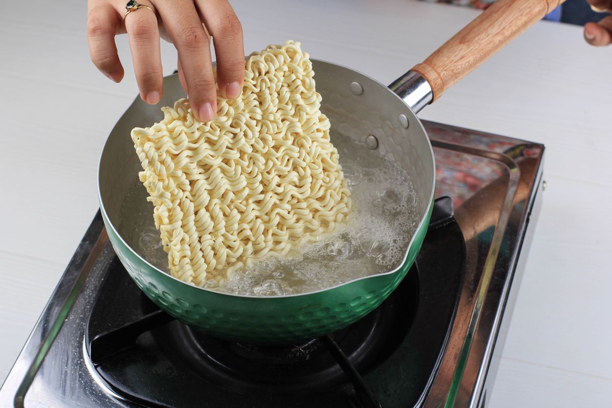 ilustrasi masak mi instan. 