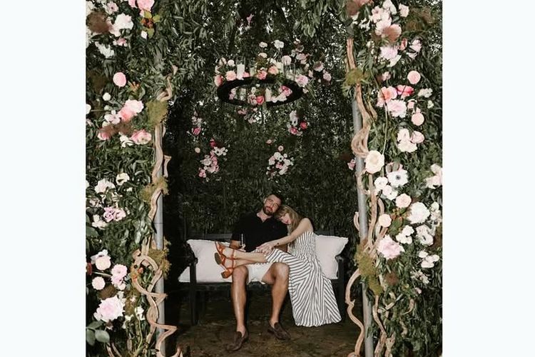 Travis Kelce melamar Taylor Swift.