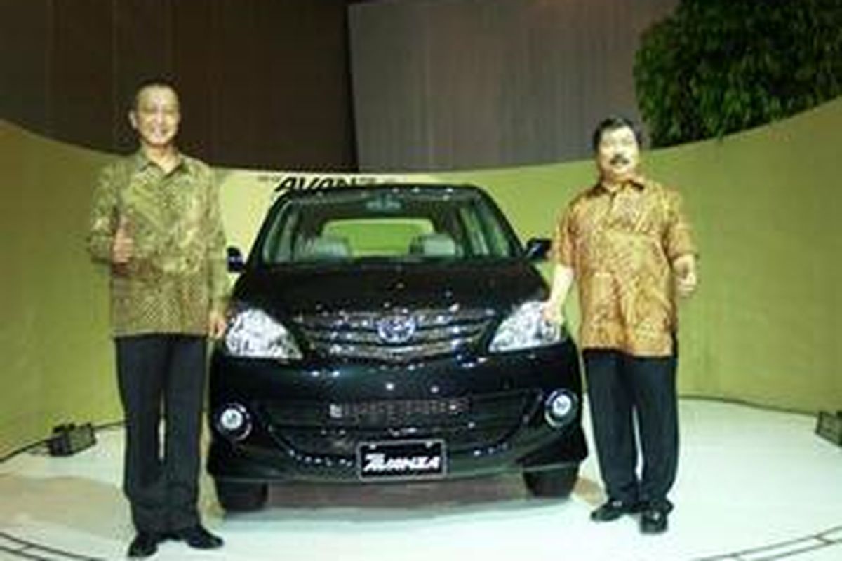 Toyota Avanza, mobil terlaris di Indonesia. Masih tertolong karena dibuat di Indonesia, begitu sebagian besar suku cadangnya.