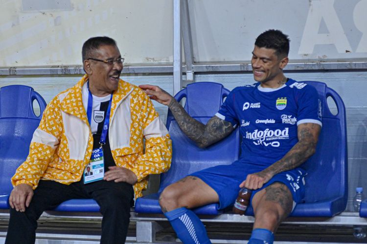 Momen kebersamaan penyerang Persib Bandung Ciro Alves dan Komisaris PT Persib Bandung Bermartabat (PBB) Umuh Muchtar di bench. 