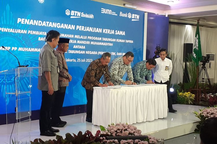 Penandatanganan perjanjian kerja sama antara BP Tapera, BTN, dan MEBP PP Muhammadiyah di Jakarta pada Selasa (25/7/2023).