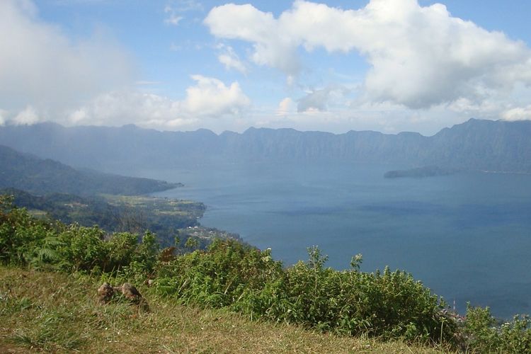 Lawang Park Hills salah satu destinasi wisata di Sumatera Barat yang dikunjungi banyak wisatawan selama libur Lebaran 2017. Danau Maninjau tampak dari atas bukit yang terletak di Kabupaten Agam.