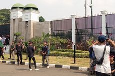 Massa dari Cilangkahan Banten Bubar Usai Orasi dan Foto-foto Depan Gedung DPR 