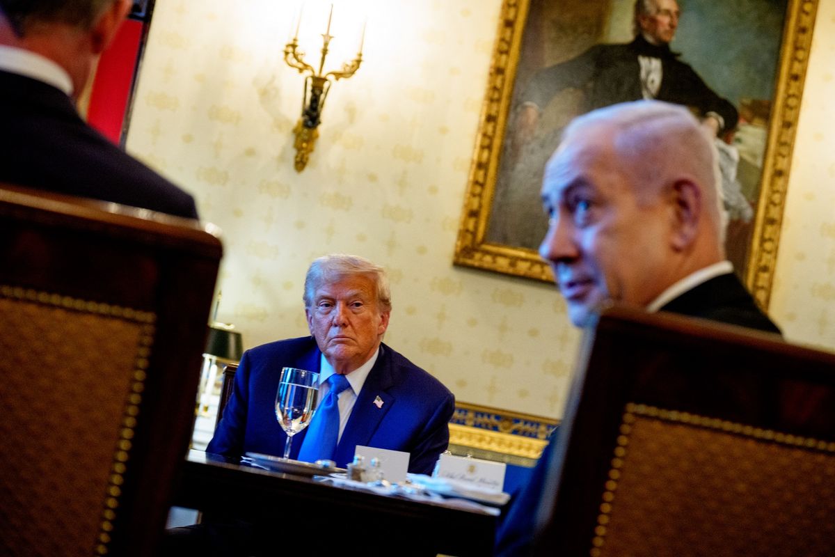 Perdana Menteri Israel Benjamin Netanyahu (kiri) saat bertemu Presiden Amerika Serikat Donald Trump (tengah) dalam jamuan makan malam di Ruang Biru, Gedung Putih, Washington DC 7 Juli 2025.