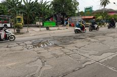Jalan Berlubang di Kaliabang Bekasi Tak Kunjung Diperbaiki Ancam Keselamatan Pengendara