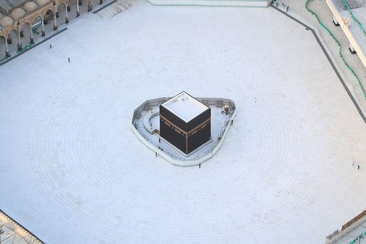 Situasi di sekitar Kabah, di dalam Masjidil Haram, Arab Saudi, kosong dari para jemaah saat diberlakukan sterilisasi terkait pencegahan penyebaran virus corona, Jumat (6/3/2020). Kian merajalelanya virus corona (COVID-19) membuat sejumlah kawasan di berbagai belahan dunia yang selama ini dikenal ramai seketika berubah menjadi sepi.