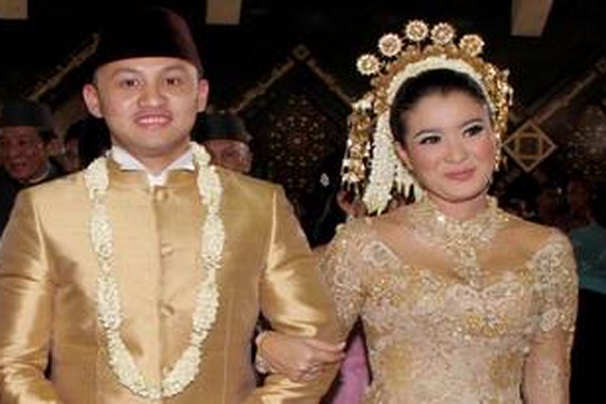 Marcella Zalianty dan Ananda Mikola sesudah akad nikah mereka, di Masjid At-Tin, Taman Mini Indonesia Indah, Jakarta Timur, Senin (29/11/2010).