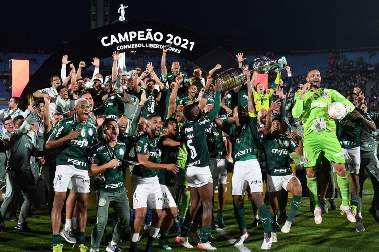 Para pemain Palmeiras merayakan dengan trofi turnamen sepak bola Copa Libertadores setelah mengalahkan Flamengo dalam pertandingan final all-Brasil, di Stadion Centenario, Montevideo, pada 27 November 2021.