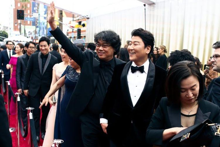 Sutradara dan pemain film Parasite saat berjalan di Red Carpet Oscar 2020, Senin (10/2/2020)