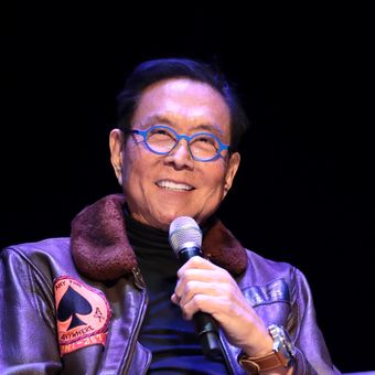 Robert Kiyosaki kembali mengeluarkan peringatan soal kondisi ekonomi global. Ia mengajak investor untuk beralih ke emas, perak, dan Bitcoin