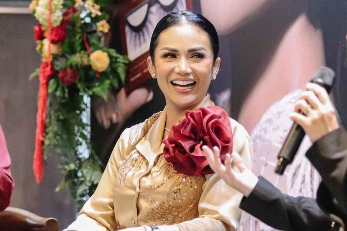 Potret Krisdayanti saat acara Konferensi Pers perilisan produk bulu mata palsu Lavie Beauty x Kris Dayanti, Rabu (24/04/2024).