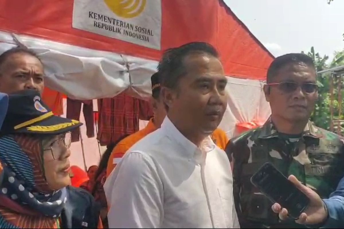 Pj Gubernur Jawa Barat Bey Machmudin saat diwawancarai terkait tanggul jebol di Kampung Lamajang Peuntas, Desa Citeureup, Kecamatan Dayeuhkolot, Kabupaten Bandung, Jawa Barat, Senin (25/11/2024)