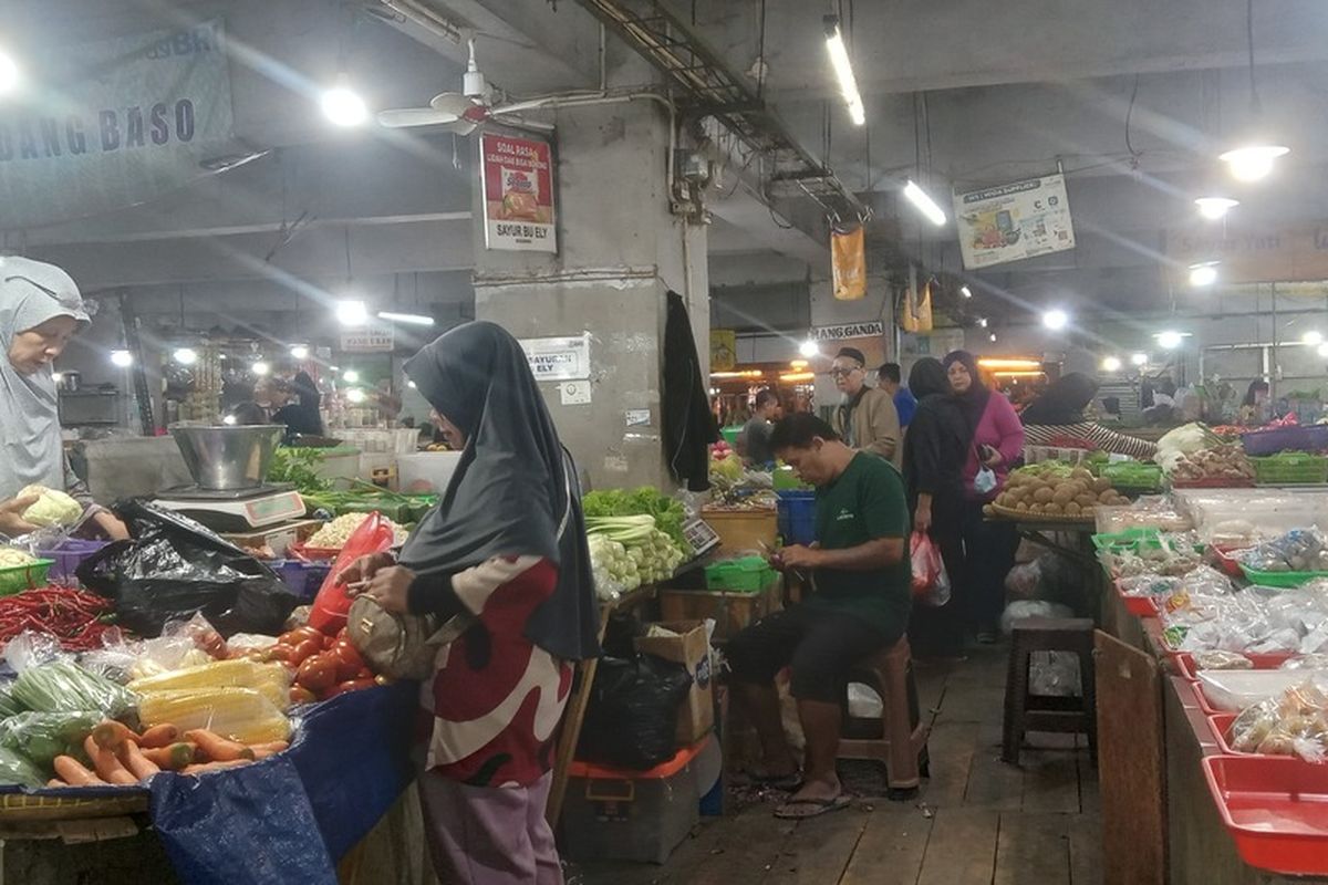Pedagang sayuran tengah meyiapkan pesanan pembeli di Pasar Sukajadi Kota Bandung, Jawa Barat. Harga Cabai di pasar sukaadi dan Kosambi naik menjadi Rp.100.000 hingga Rp.120.000.