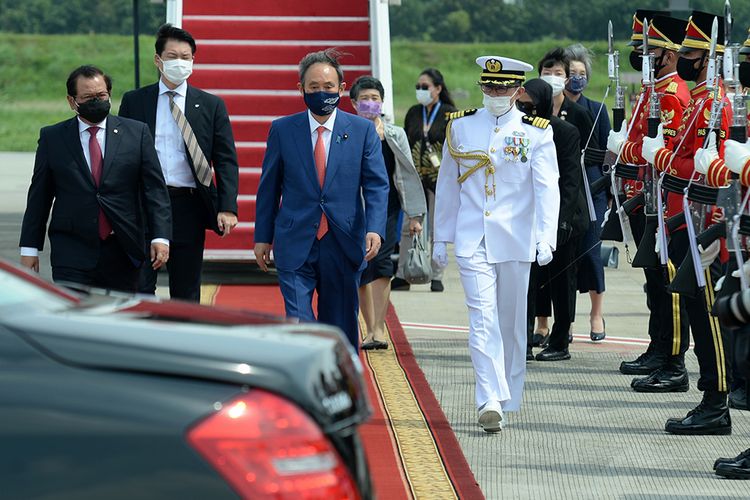 Perdana Menteri Jepang Yoshihide Suga (tengah) berjalan menuju kendaraan setibanya di Bandara Soekarno Hatta, Tangerang, Banten, Selasa (20/10/2020). Lawatan kenegaraan tersebut dalam rangka meningkatkan hubungan bilateral antar-kedua negara.