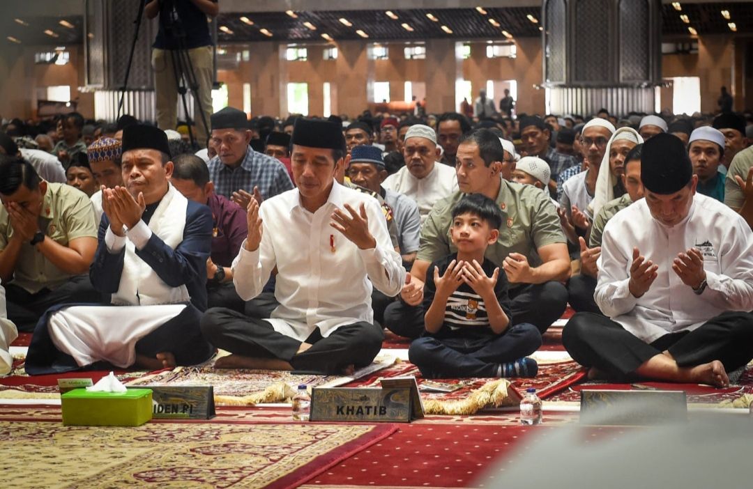 Jokowi Ajak Jan Ethes Salat Jumat Berjemaah di Masjid Istiqlal