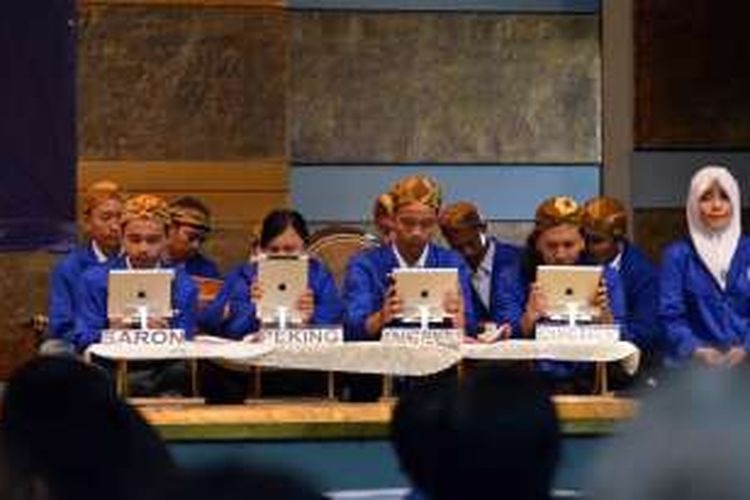 Mahasiswa Udinus Semarang memainkan gamelan elektronik dari layar tablet, saat menerima apresiasi di gedung BPPT Jakarta. (FOTO: Dok. Udinus)