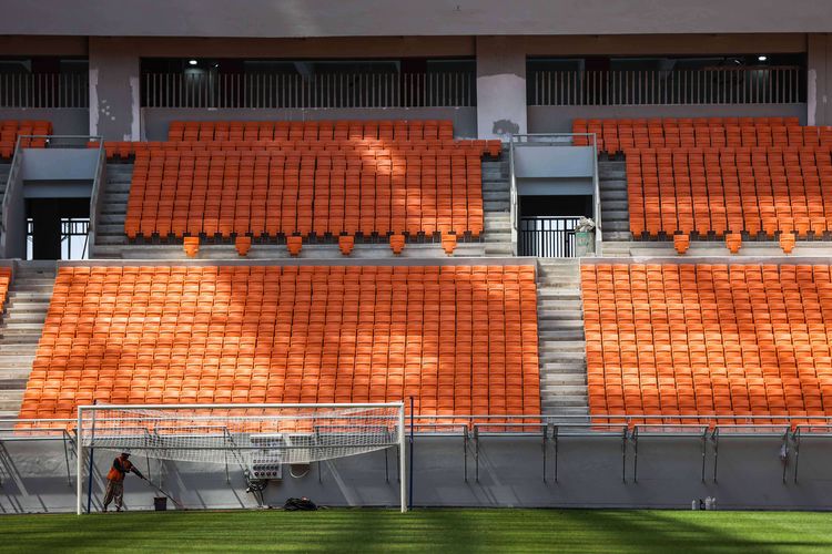 Suasana pembangunan Jakarta International Stadium (JIS) di Papanggo, Tanjung Priok, Jakarta Utara, Kamis (24/3/2022). Berdasarkan laporan mingguan ke-131 dari PT Jakarta Propertindo mencatat bahwa progres realisasi pembangunan stadion yang diproyeksikan berkapasitas 82.000 penonton itu telah mencapai 98,26 persen.