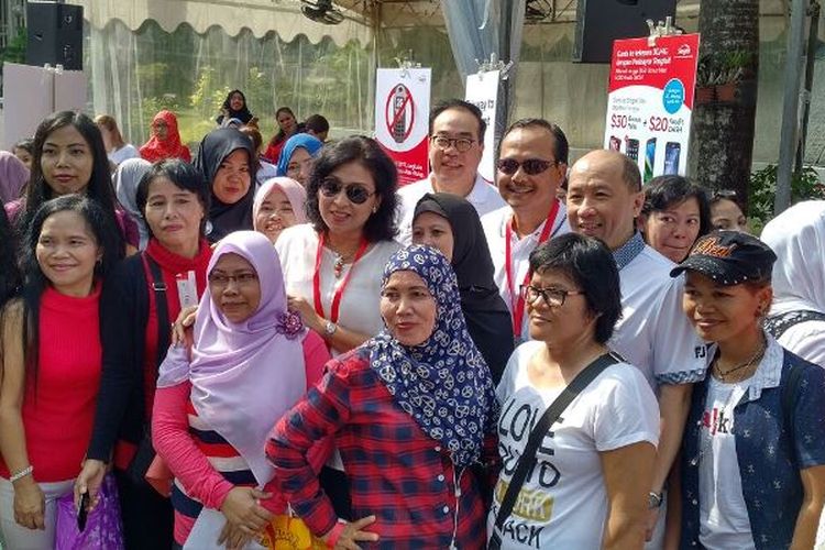 Duta besar Indonesia untuk Singapura, Ngurah Swajaya (tengah, berkaca mata hitam) berfoto bersama para pekerja rumah tangga Indonesia yang datang ke KBRI Singapura, Minggu (26/3/2017).