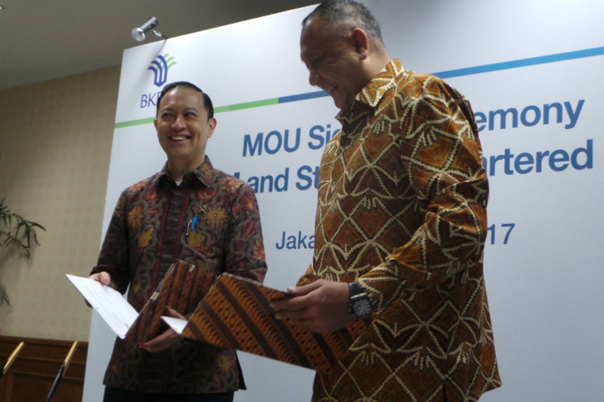 Kepala Badan Koordinasi Penanaman Modal (BKPM) Thomas Lembong seusai menandatangani nota kesepahaman tentang promosi investasi bersama Chief Executive Officer Standard Chartered Bank Indonesia Rino Donosepoetro, di kantor BKPM, Jakarta Selatan, Rabu (31/5/2017).