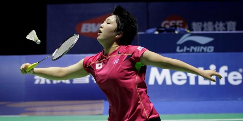 Pebulu tangkis Jepang, Akane Yamaguchi, mengembalikan kok pemain India, Saina Nehwal, pada laga final Tiongkok Terbuka (China Open) di Fuzhou, Minggu (16/11/2014).