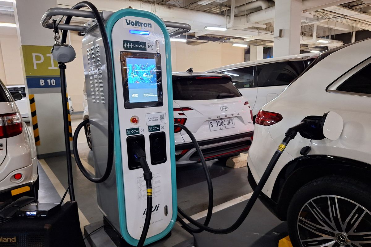 Fasilitas pengisian daya Voltron Ultra Fast Charging DC 100 kW ini berlokasi di Area GF ? P1 Lot B23 mal Living World Alam Sutera.