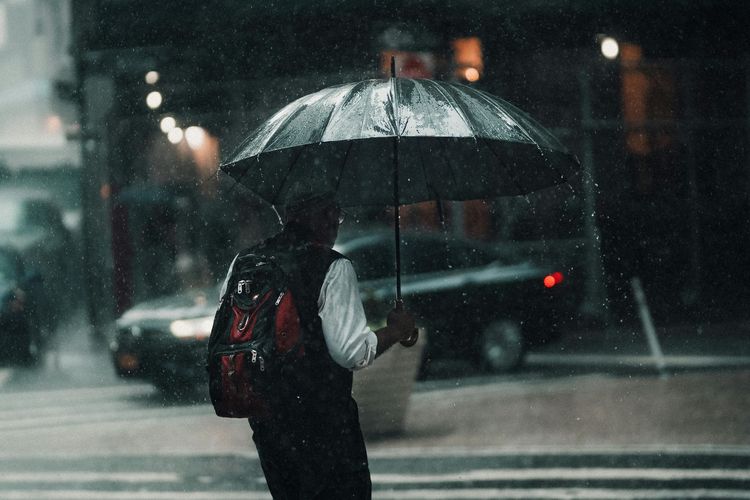 BMKG keluarkan peringatan dini cuaca hari ini. Hujan lebat hingga sangat lebat mengancam Jawa sampai Maluku, ini wilayah yang perlu waspada.