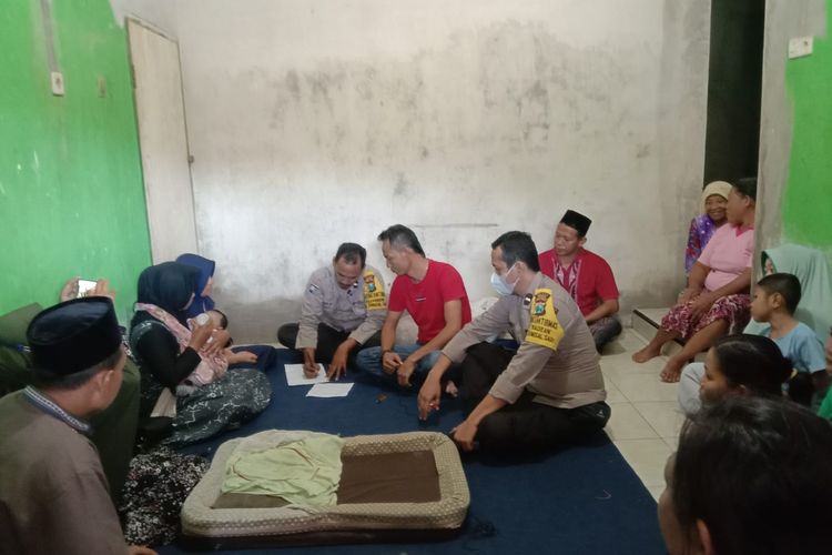 Bayi berusia sekitar 3 bulan dibuang di teras rumah warga Jember pada Rabu (7/12/2022) 