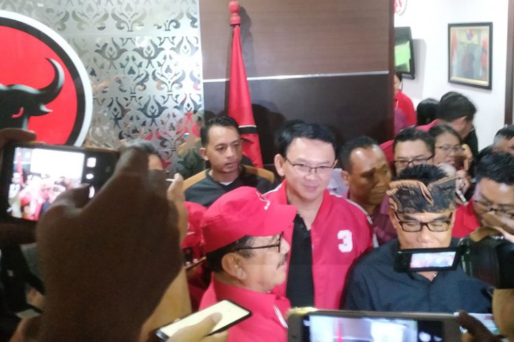 Ahok kenakan jaket merah saat meninggalkan PDIP Bali