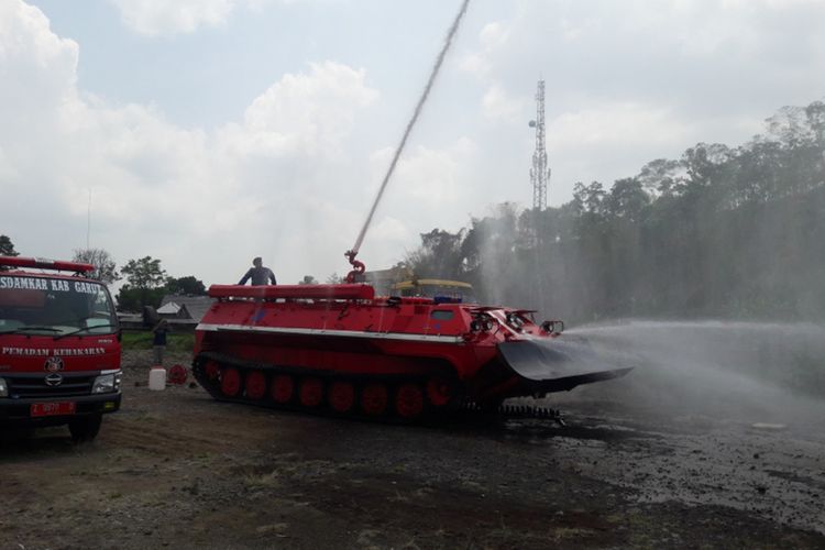Tank pemadam kebakaran produksi PT Pindad sedang diujicobakan fungsi fire fighting, Selasa (26/11/2019) di ruas jalan by pass Cipanas Garut yang masih dalam proses pembangunan