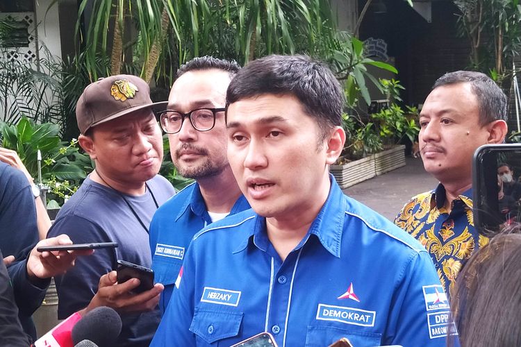 Kepala Badan Komunikasi Strategis DPP Partai Demokrat Herzaky Mahendra Putra saat ditemui di Kantor DPP Partai Demokrat, Jakarta Pusat, Senin (3/10/2022). 