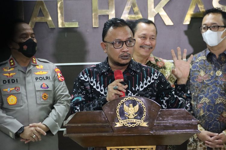 Komisioner bidang pemantauan dan penyelidikan Komnas HAM, Choirul Anam, saat menyampaikan keterangan kepada wartawan usai memeriksa tim forensik Polri yang mengautopsi jasad Brigadir J, polisi yang tewas ditembak di rumah Kadivpropam Polri nonaktif Irjen Ferdy Sambo, 8 Juli 2022 lalu, Senin (25/7/2022).