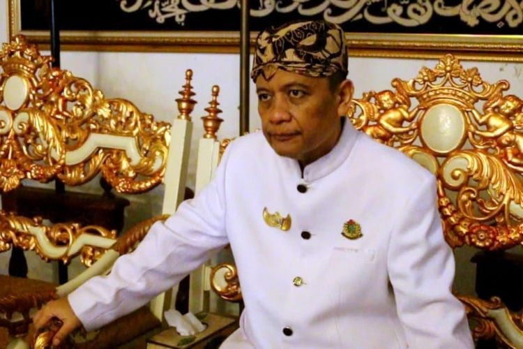 Pangeran Raja Adipati (PRA) Arief Natadiningrat, Ketua Forum Silaturahmi Keraton Nusantara, yang juga Sultan Sepuh XIV Keraton Kasepuhan Cirebon, menyampaikan sikap terkait Deklarasi Keraton Agung Sejagat, di Keraton Kasepuhan Cirebon, Rabu (15/2/2020).
