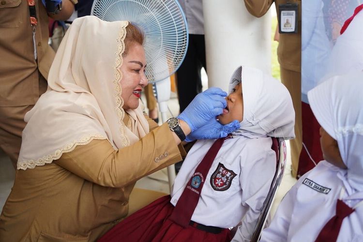 Wali Kota Semarang Hevearita Gunaryanti Rahayu memberikan vaksin polio kepada anak-anak di Kawasan Graha Padma, Kecamatan Semarang Barat, Kota Semarang, Jawa Tengah. 