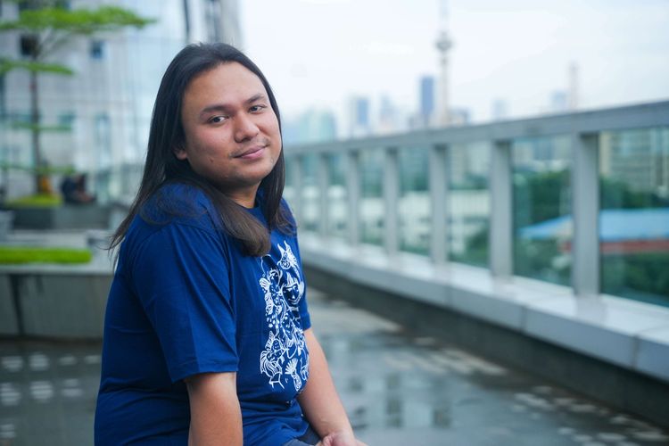 Aktor dan selebgram Keanu Angelo berpose saat sesi foto seusai promo film ''Dua Hati Biru'' di Kantor Redaksi Kompas.com, Jakarta, Jumat (22/03/2024).