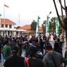 Polisi Semprot Air untuk Bubarkan Massa Aksi Demo Tolak UU TNI di Surabaya