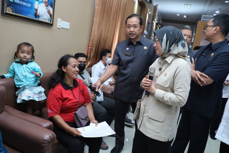 Menteri Pendayagunaan Aparatur Negara dan Reformasi Birokrasi (PANRB) Rini Widyantini dalam kunjungan kerja ke Pulau Bali.