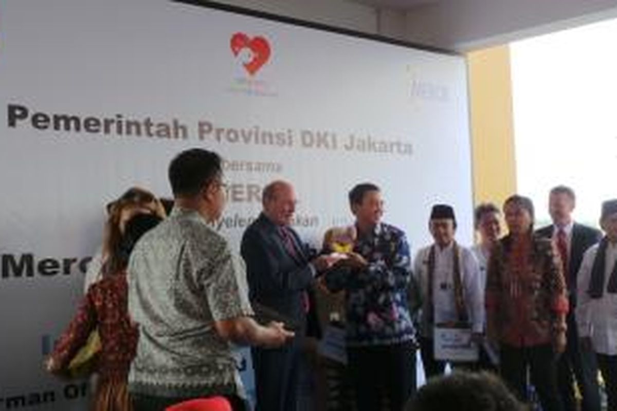 Gubernur DKI Jakarta Basuki Tjahaja Purnama (tengah) bersama Kepala Dinas Kesehatan DKI Koesmedi dan Wali Kota Jakarta Barat Anas Effendi, saat menghadiri peluncuran 