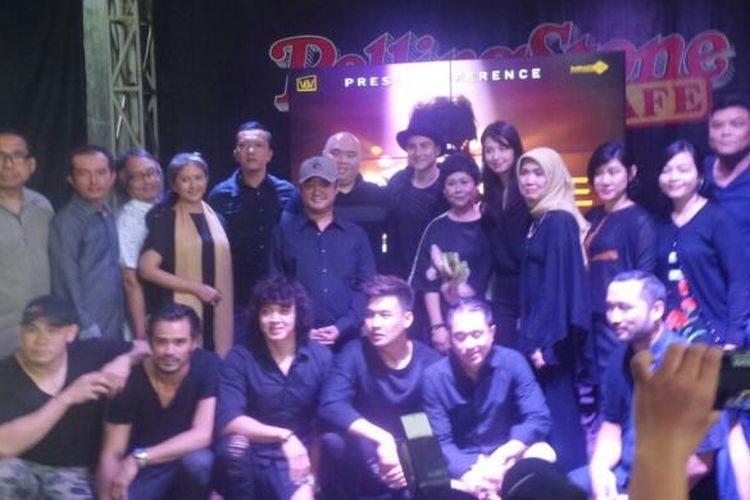 Para pemain dan tim produksei film Chrisye saat menggelar syukuran untuk menjalani proses film tersebut, di Rolliing Stone Cafe, Ampera Raya, Jakarta Selatan, Rabu (1/2/2017).