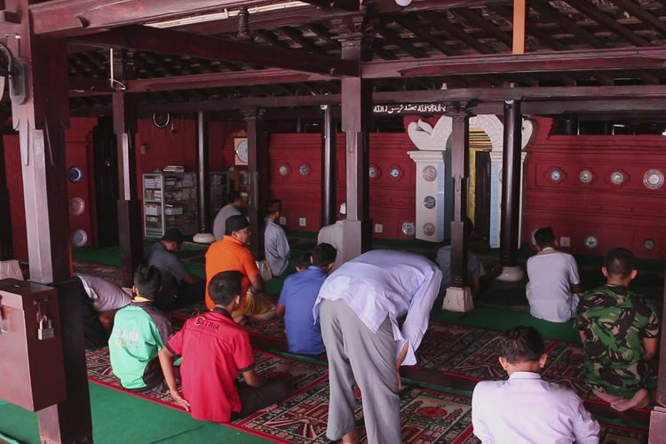 Seorang warga berdiri di gapura pintu masuk Masjid Bata Merah Panjunan, di Kelurahan Panjunan, Kecamatan Lemahwungkuk, Kota Cirebon, Kamis (9/5/2019). 