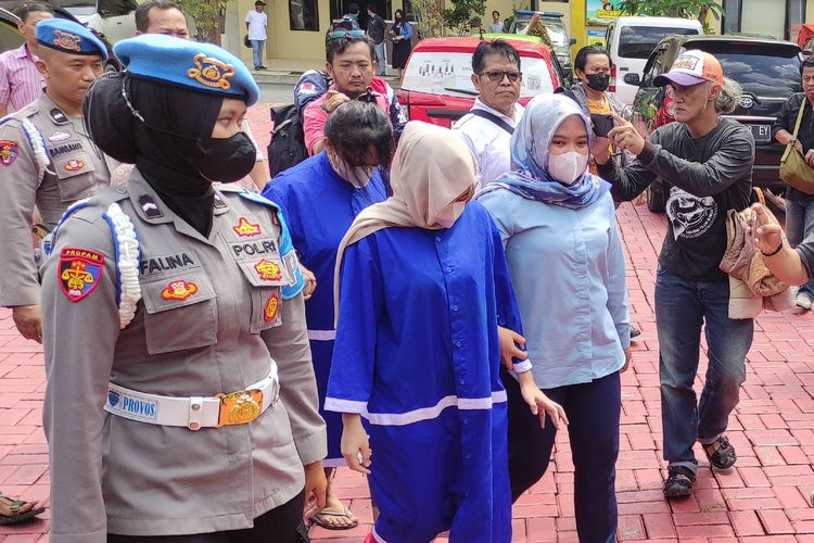 Kepolisian Resor Bogor Kota mengamankan dua orang selegram berinisial KA dan FA karena terlibat dalam promosi situs judi online, Selasa (9/1/2024).